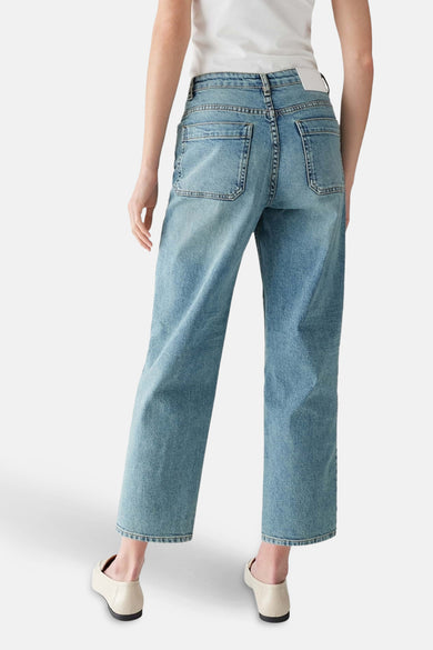 Mom jeans in lichtblauw denim van OPUS, met achterzakken en een relaxte pasvorm.