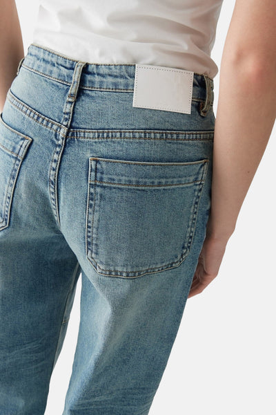 Mom jeans in lichtblauw denim van OPUS, met een wit label aan de achterkant.