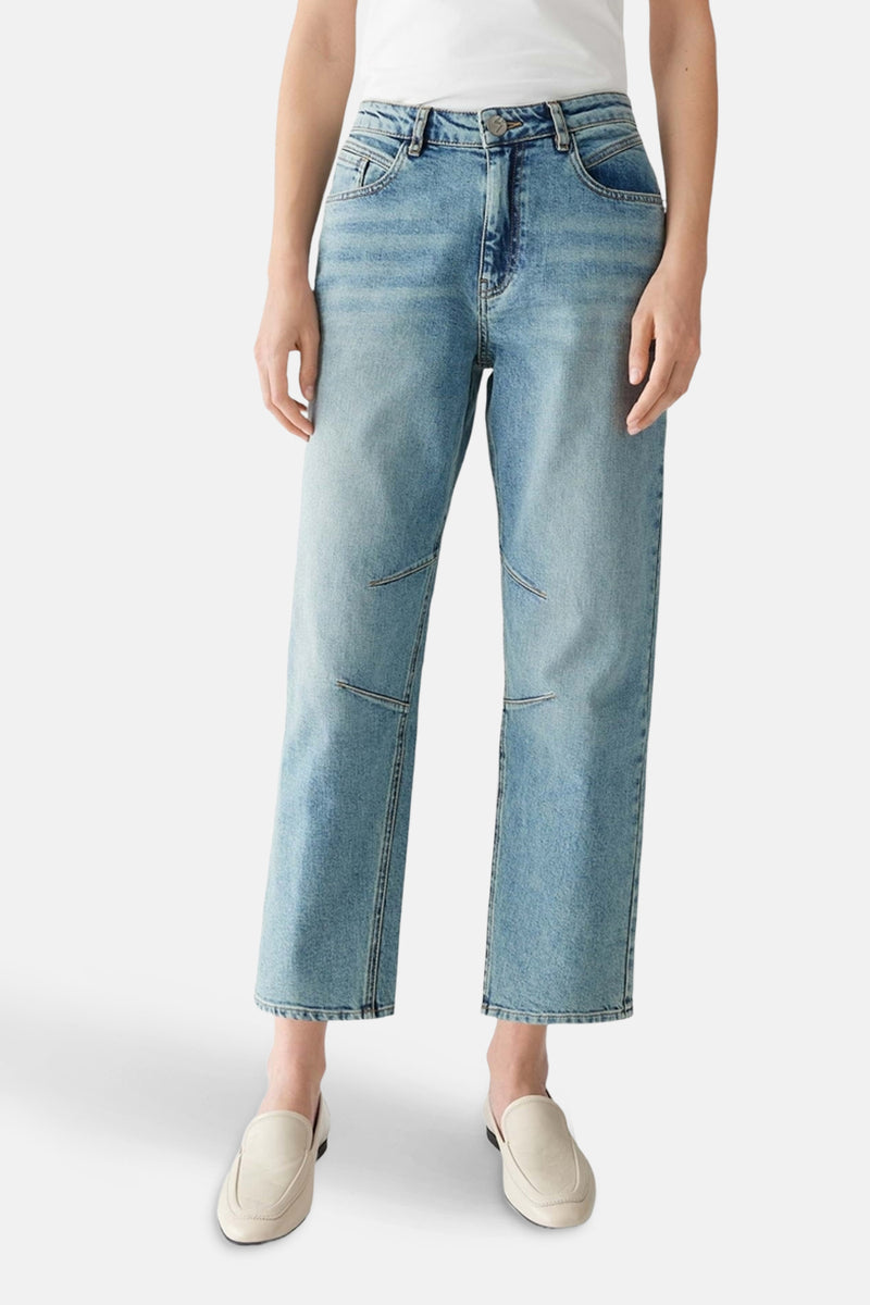 Lichtblauwe OPUS mom jeans met kniedetails en witte schoenen.