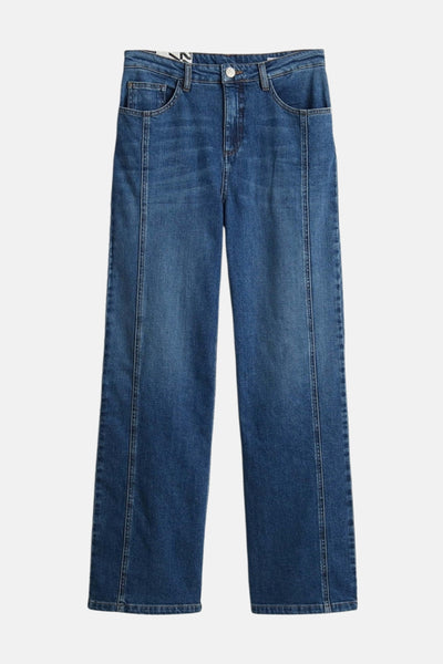 Jean large en denim bleu foncé d'OPUS, avec coutures verticales apparentes sur le devant.