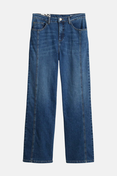 Jeans larges bleu foncé de OPUS, avec coutures apparentes sur les jambes.