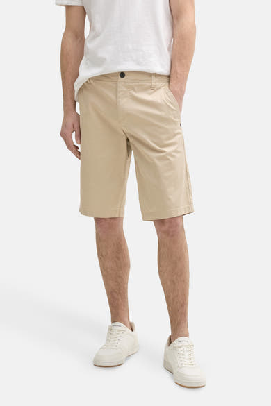 Korte beige broek van Tom Tailor, met paspelzak achter en subtiel logo-detail.