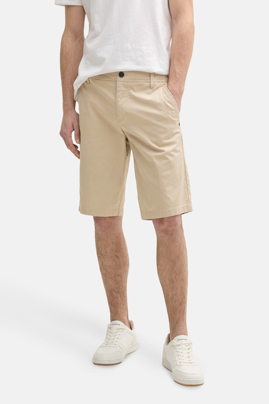 Korte beige broek van Tom Tailor, met paspelzak achter en subtiel logo-detail.