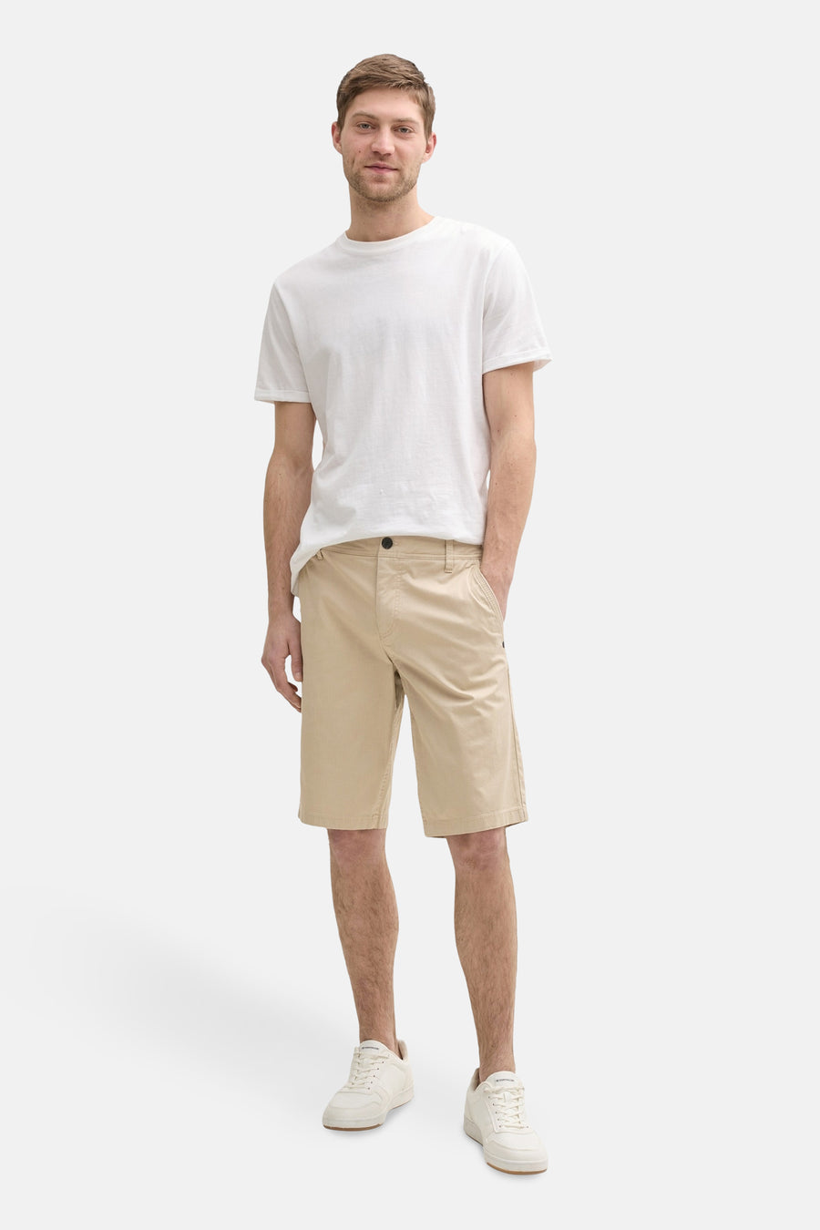 Short beige de Tom Tailor, porté avec un t-shirt blanc et des baskets blanches.