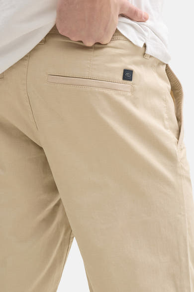 Short beige par Tom Tailor, avec poche arrière passepoilée et détail de logo discret.