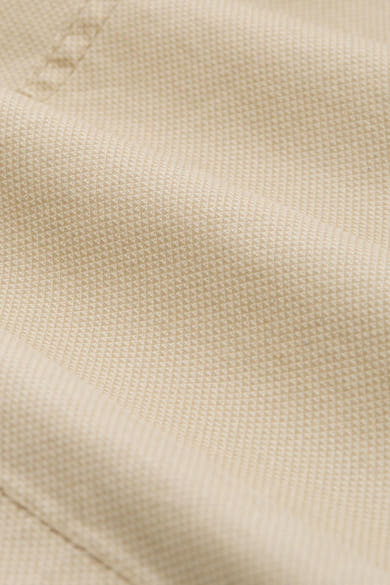 Korte beige short van Tom Tailor, met een subtiel ruitpatroon en een geplooide textuur.