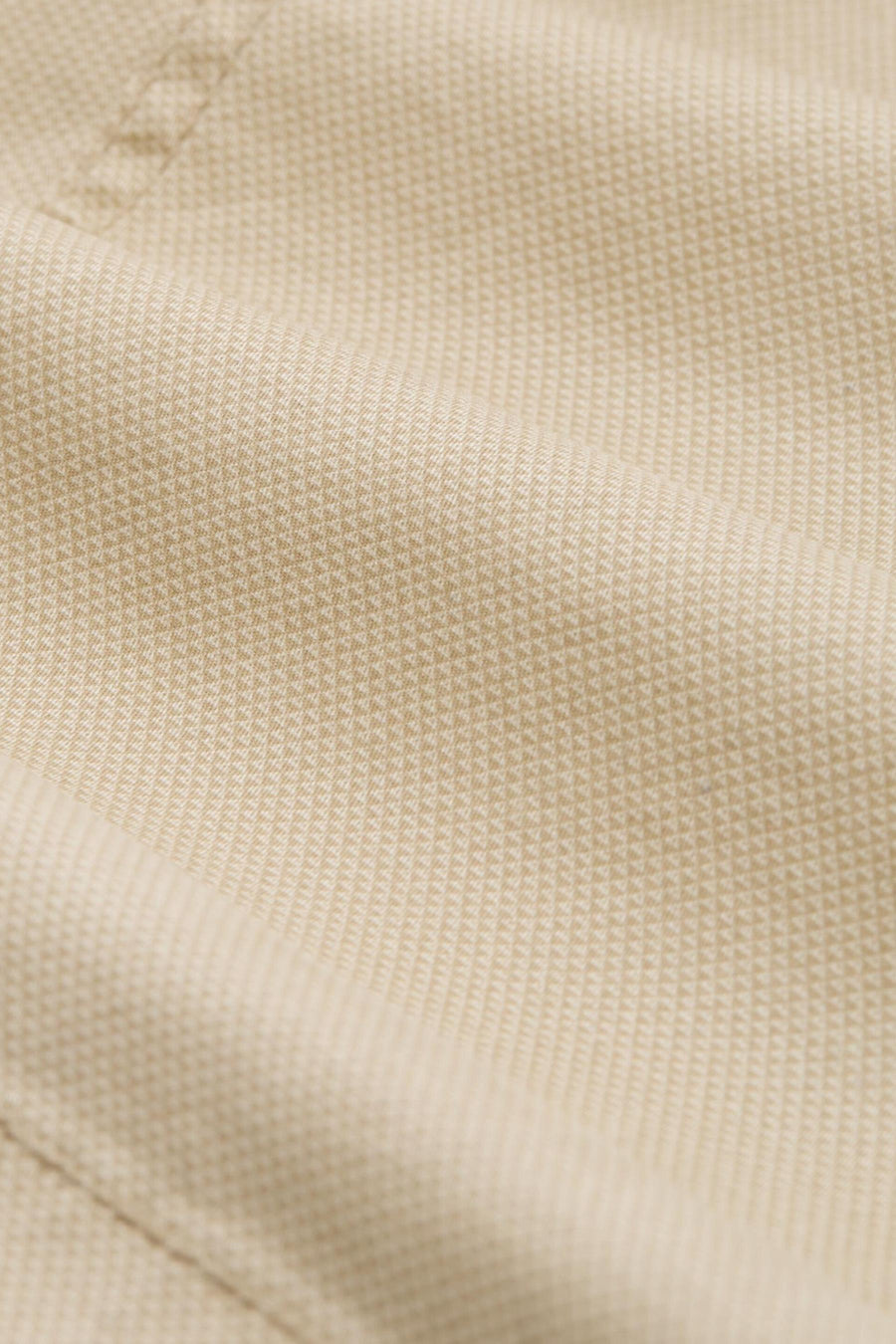Korte beige short van Tom Tailor, met een subtiel ruitpatroon en een geplooide textuur.