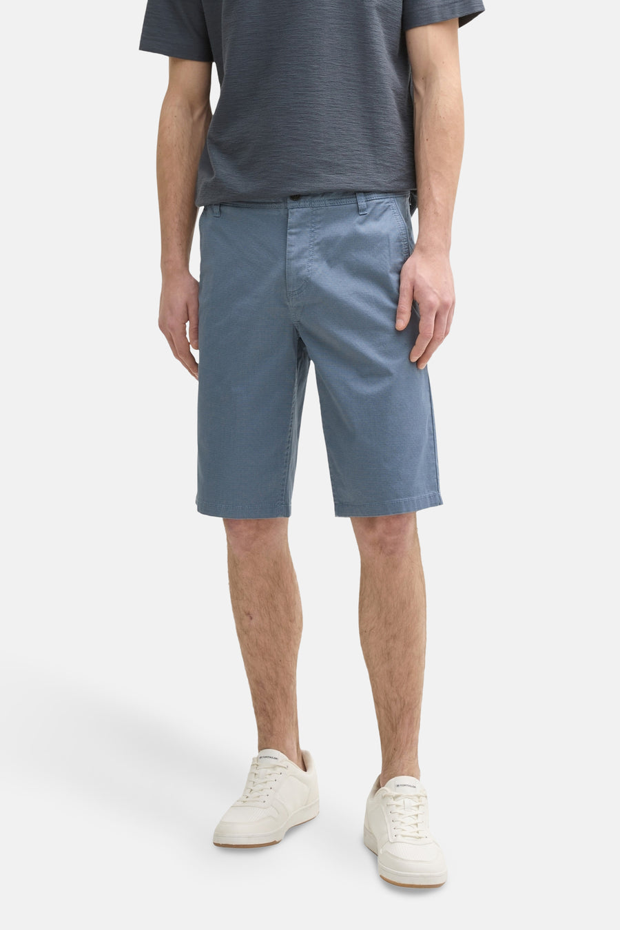 Korte blauwe canvas short van Tom Tailor, met achterzak met knoop en subtiele textuur.