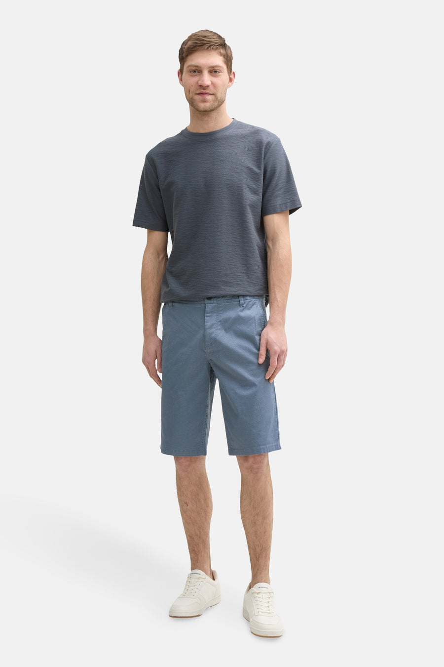 Short bleu de Tom Tailor, porté avec un t-shirt gris texturé et des baskets blanches.
