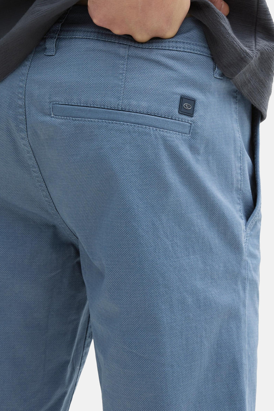 Short bleu en toile par Tom Tailor, avec poche arrière boutonnée et texture subtile.