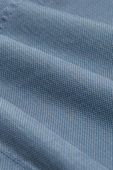 Marineblaues Short von Tom Tailor, mit einem dezenten strukturierten Muster und feinen Falten im Stoff.