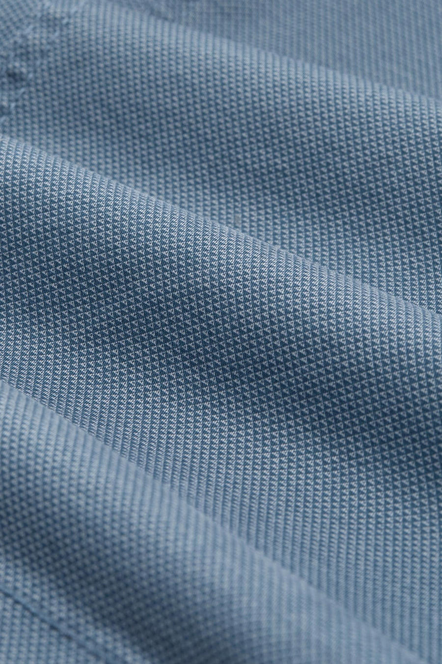 Marineblaues Short von Tom Tailor, mit einem dezenten strukturierten Muster und feinen Falten im Stoff.