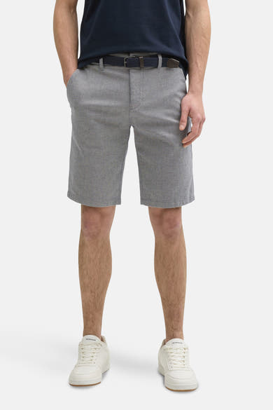 Korte blauwe short van Tom Tailor, met zichtbaar visgraatmotief, met marineblauwe gevlochten riem.