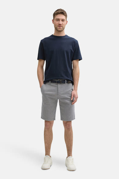 Short bleu de Tom Tailor, porté avec un t-shirt marine, une ceinture foncée et des baskets blanches.