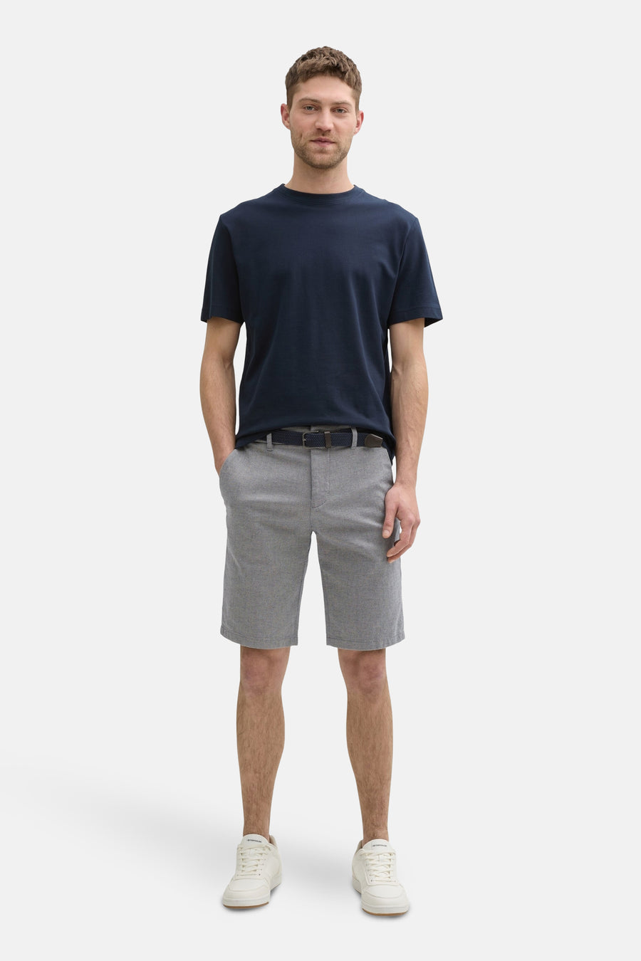 Short bleu de Tom Tailor, porté avec un t-shirt marine, une ceinture foncée et des baskets blanches.