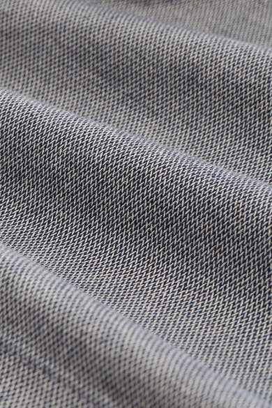 Korte blauwe jeans van Tom Tailor, in getextureerd denim met een subtiel geweven patroon en zachte plooien.