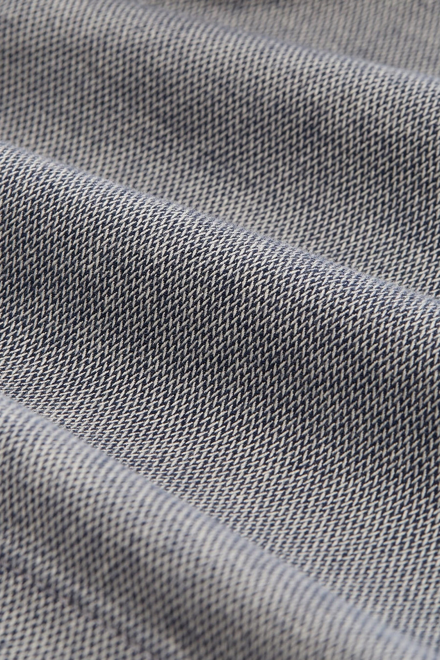 Korte blauwe jeans van Tom Tailor, in getextureerd denim met een subtiel geweven patroon en zachte plooien.