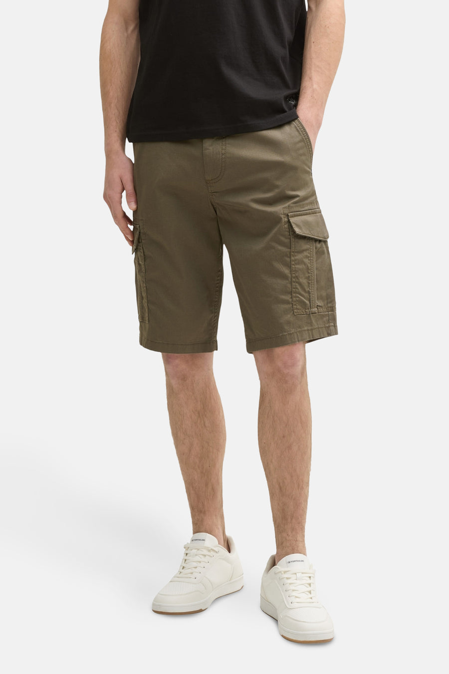 Korte kaki van Tom Tailor met cargozak en subtiele textuur, gedragen met een zwart T-shirt.