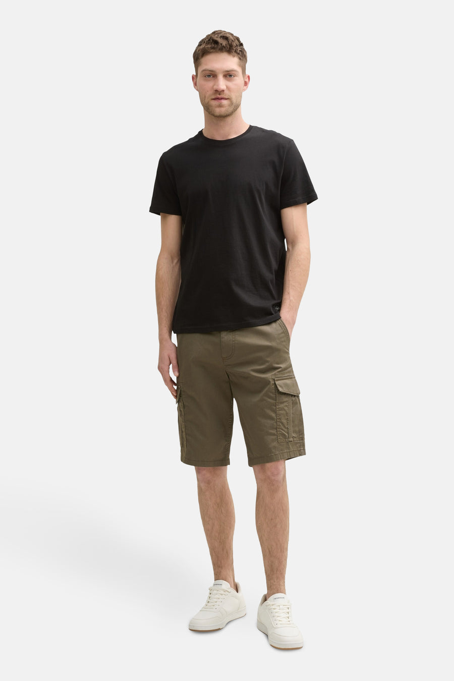 Short kaki de Tom Tailor, porté avec un t-shirt noir et des baskets blanches.