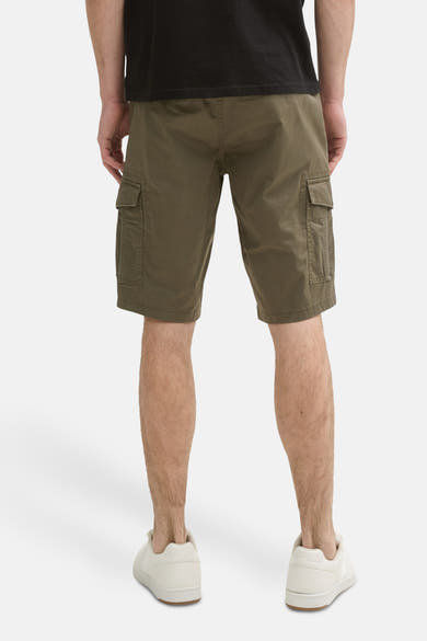 Short cargo kaki Tom Tailor, avec poches latérales, porté avec un t-shirt noir et des baskets blanches, vue de dos.