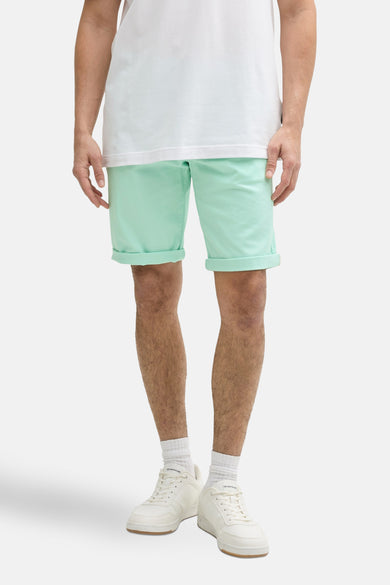 Kort groen Tom Tailor overhemd, met een paspelzak achter en een keperbinding.