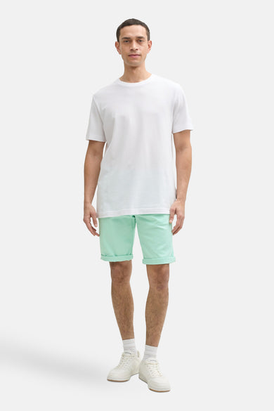 Short vert de Tom Tailor, porté avec un t-shirt blanc, des chaussettes blanches et des chaussures de sport blanches.