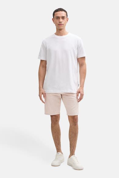 Korte beige short van Tom Tailor, gedragen met een wit T-shirt en witte sneakers.