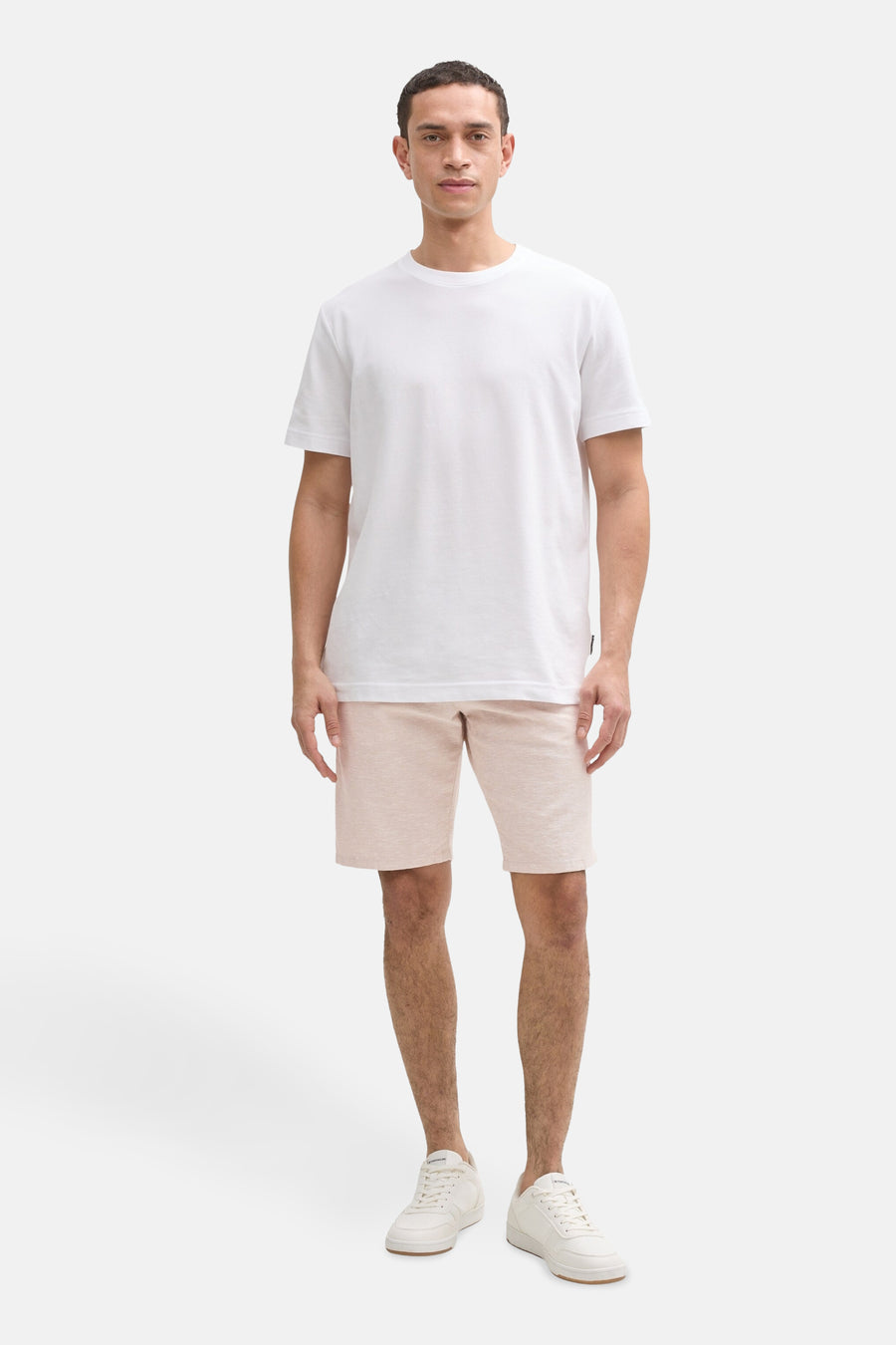 Korte beige short van Tom Tailor, gedragen met een wit T-shirt en witte sneakers.