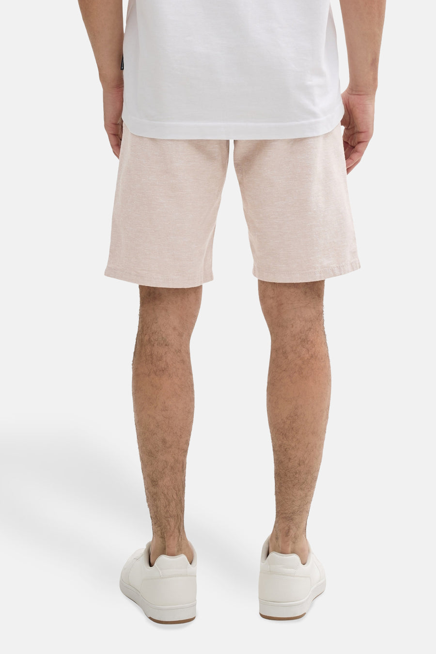 Korte beige short van Tom Tailor, gedragen met een wit T-shirt en witte sneakers.