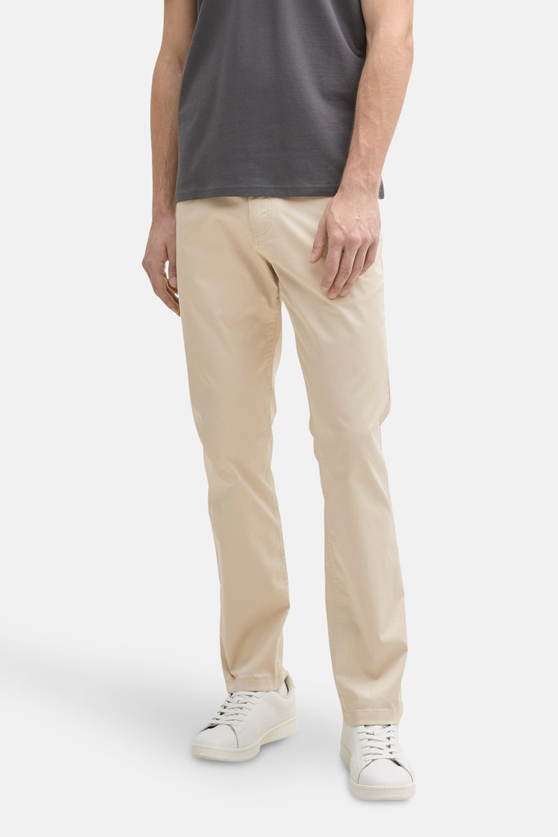 Beige kleurrijke broek van Tom Tailor, met achterzakken en witte sneakers.
