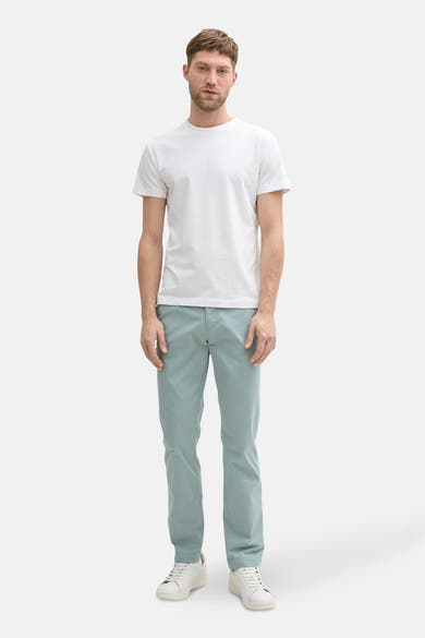 Grijze chino van Tom Tailor gedragen met een wit T-shirt en witte sneakers.