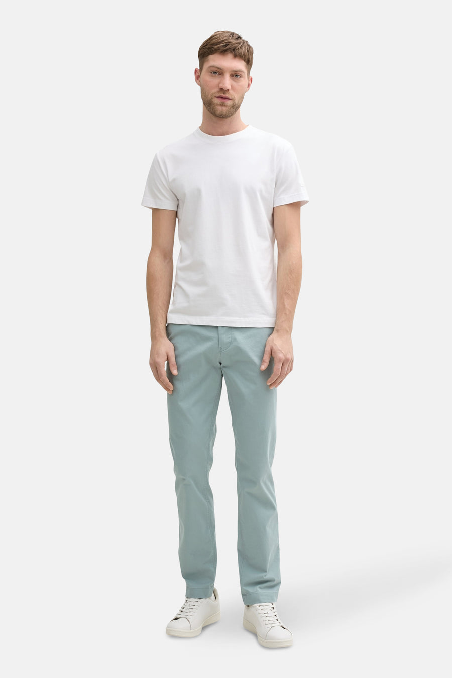 Grijze chino van Tom Tailor gedragen met een wit T-shirt en witte sneakers.