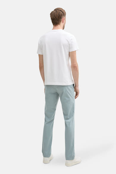 Chino gris de Tom Tailor, porté avec un t-shirt blanc uni et des chaussures de sport blanches.