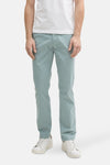 Grijze chino van Tom Tailor, gedragen met een wit T-shirt en witte sneakers.
