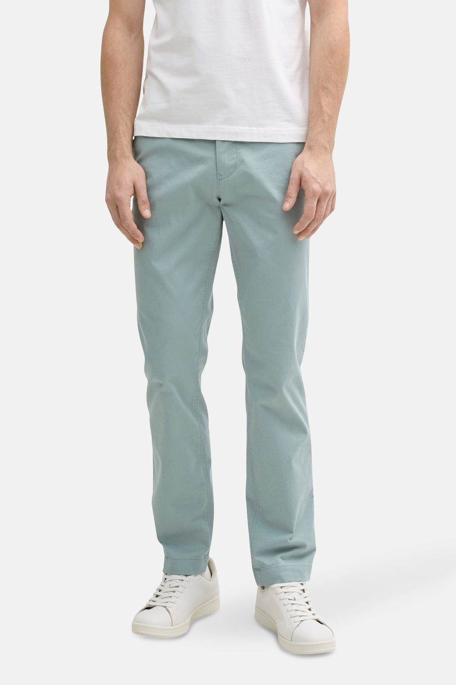 Grijze chino van Tom Tailor, gedragen met een wit T-shirt en witte sneakers.