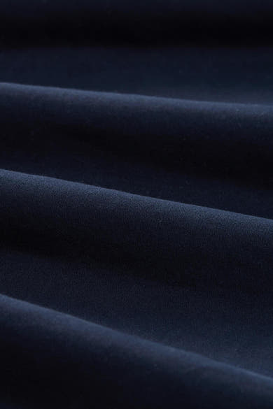 Marineblauwe korte broek van Tom Tailor, getextureerde stof met plooien en een subtiele glans.