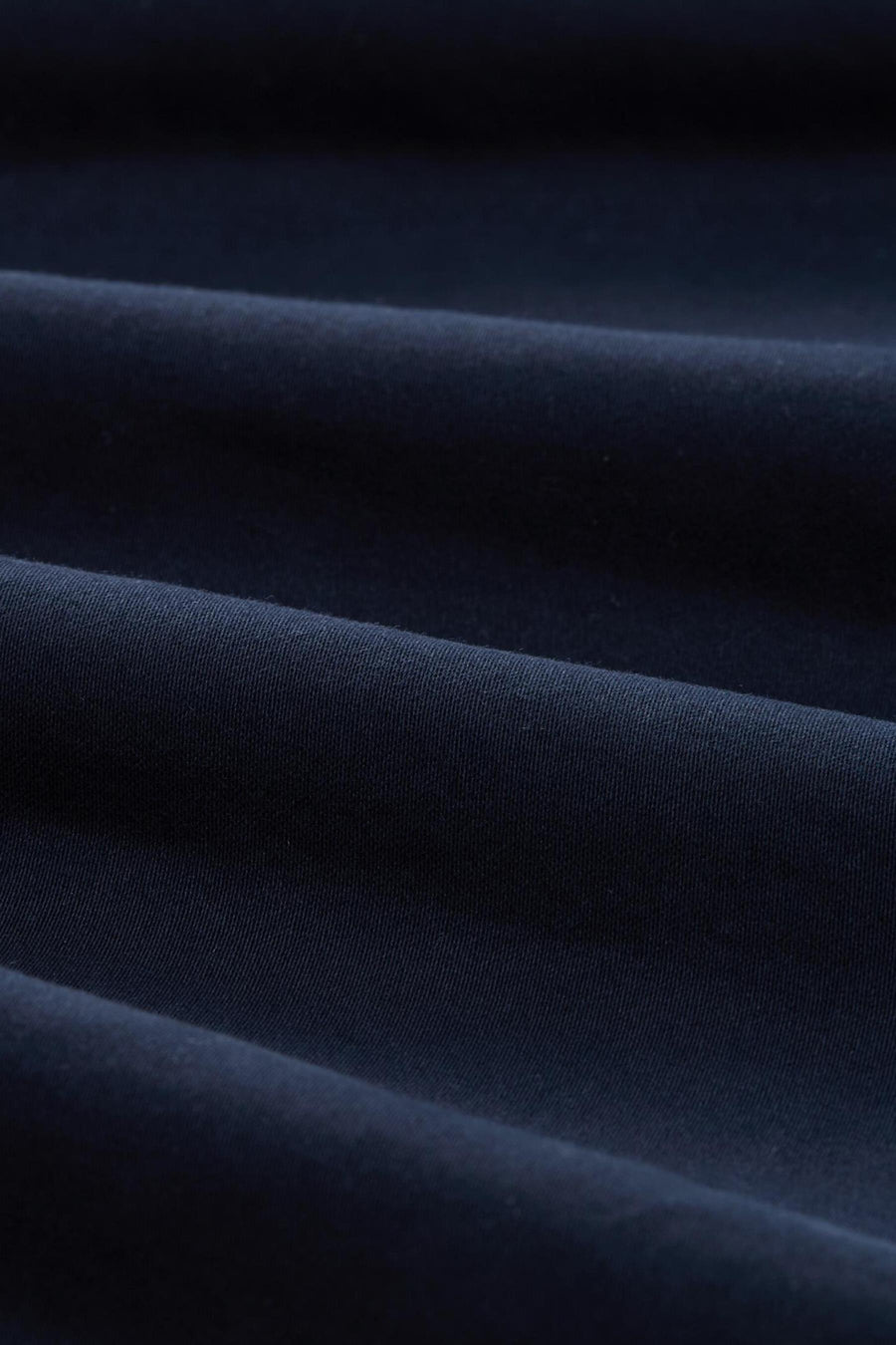 Marineblauwe korte broek van Tom Tailor, getextureerde stof met plooien en een subtiele glans.
