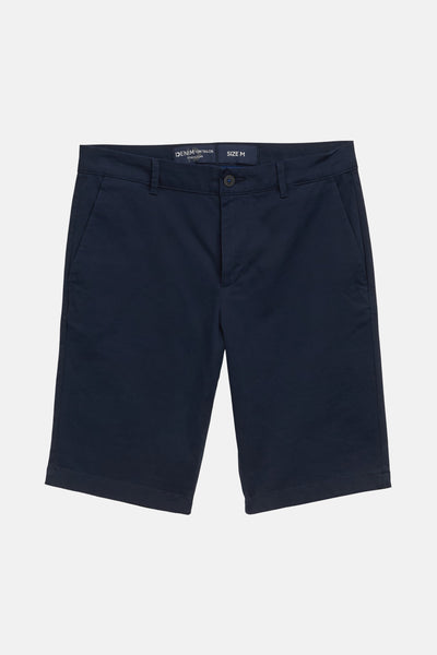 Short bleu marine de Tom Tailor, coupe chino, avec poches latérales discrètes.