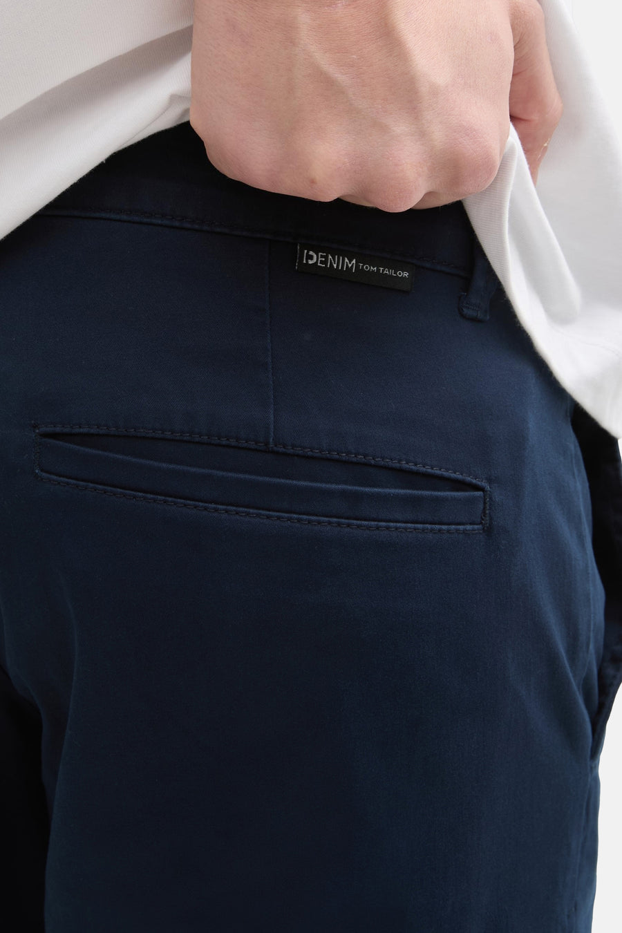 Korte blauwe short van Tom Tailor, met paspel achterzak en zichtbaar merklabel.