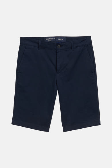 Marineblauwe korte broek van Tom Tailor, klassieke pasvorm met zijzakken en knoopsluiting.
