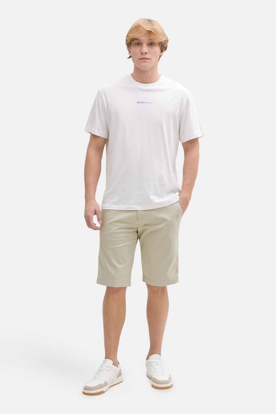 Korte beige short van Tom Tailor, gedragen met een effen wit T-shirt en witte sneakers.