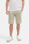 Korte beige short van Tom Tailor, met een persoon die een wit T-shirt en sneakers draagt.