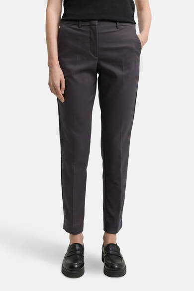 Grijze broek van Tom Tailor, met een sigarettenmodel en zwarte schoenen met dikke zolen.