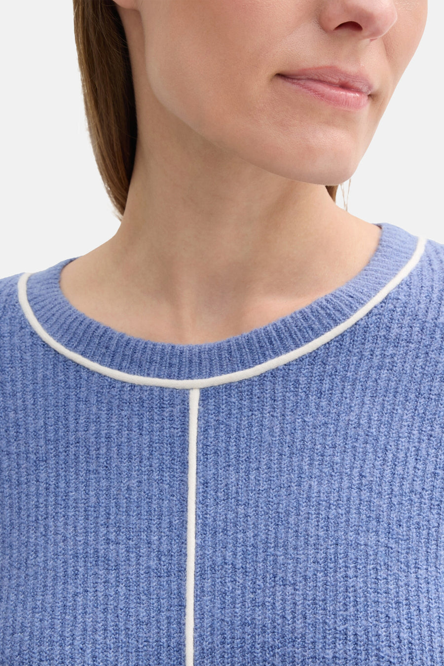 Ronde hals trui blauw van Tom Tailor, in ribgebreide stof met witte biesdetail bij de hals.