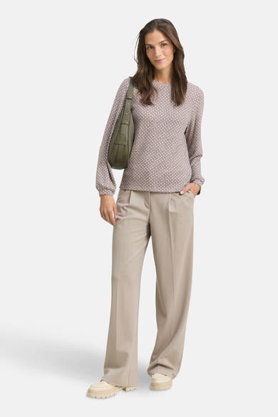 Bruin T-shirt met lange mouwen van Tom Tailor, met geometrisch patroon, gedragen met een beige broek en een groene handtas.