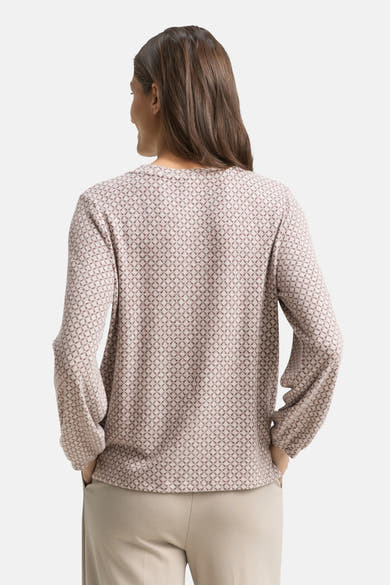 Bruin T-shirt met lange mouwen van Tom Tailor, met geometrisch patroon, gedragen met een beige broek, achtergezicht.