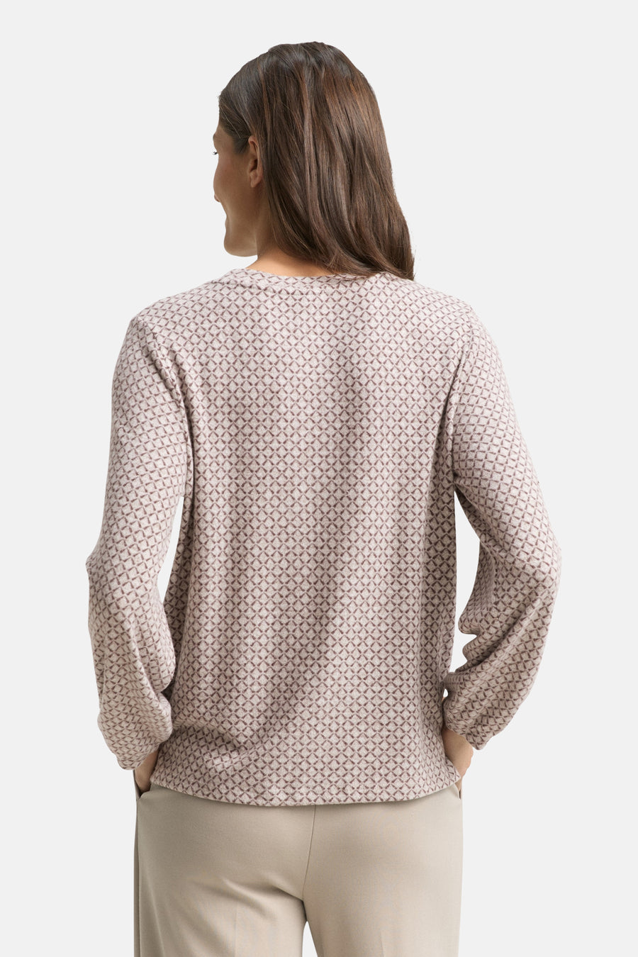 Bruin T-shirt met lange mouwen van Tom Tailor, met geometrisch patroon, gedragen met een beige broek, achtergezicht.