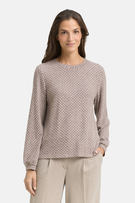 Bruin T-shirt met lange mouwen van Tom Tailor, met een geometrisch patroon en gedragen met een beige broek.
