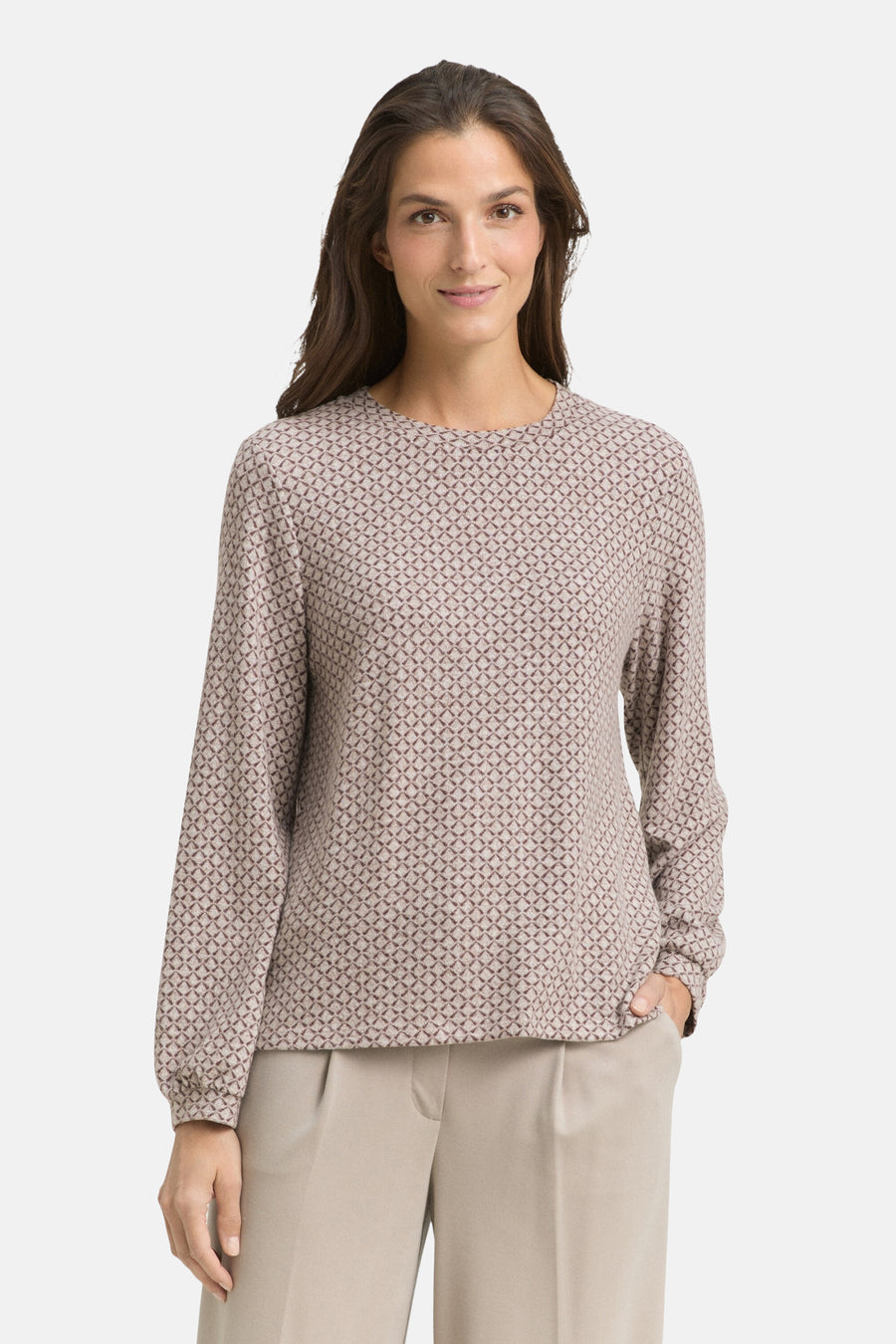 Bruin T-shirt met lange mouwen van Tom Tailor, met een geometrisch patroon en gedragen met een beige broek.