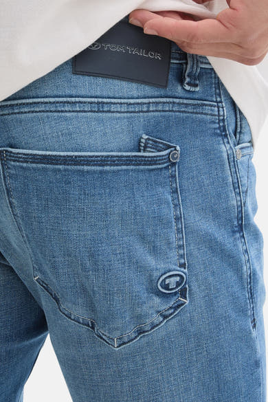 Tom Tailor middendonkerblauwe spijkerbroek met logoprint op het achterzakje.